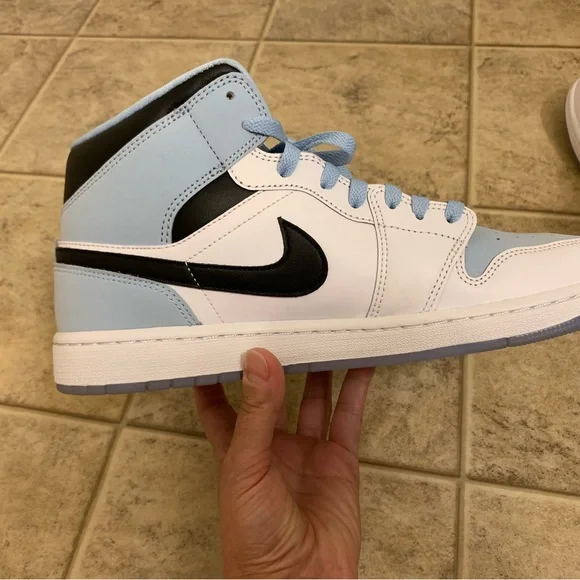 Jordan 1 Mid SE - Picture 7 of 11